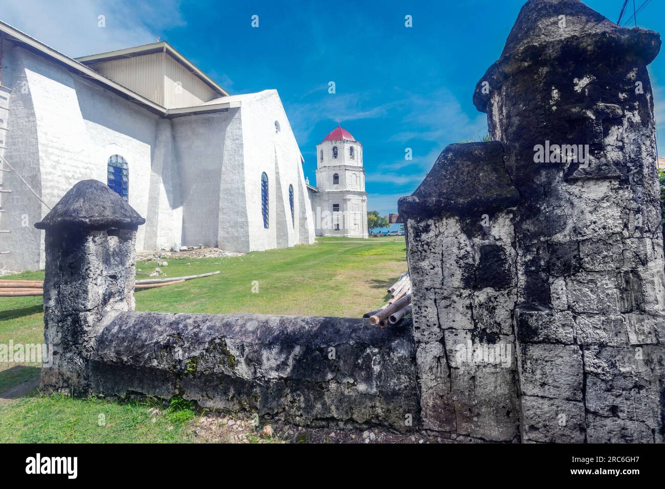 Vue extérieure d'un monument catholique principal à Oslob, montrant ses vieux murs d'entrée d'origine, à côté des ruines de Cuartel et Monastery.Major Heritage Sit Banque D'Images