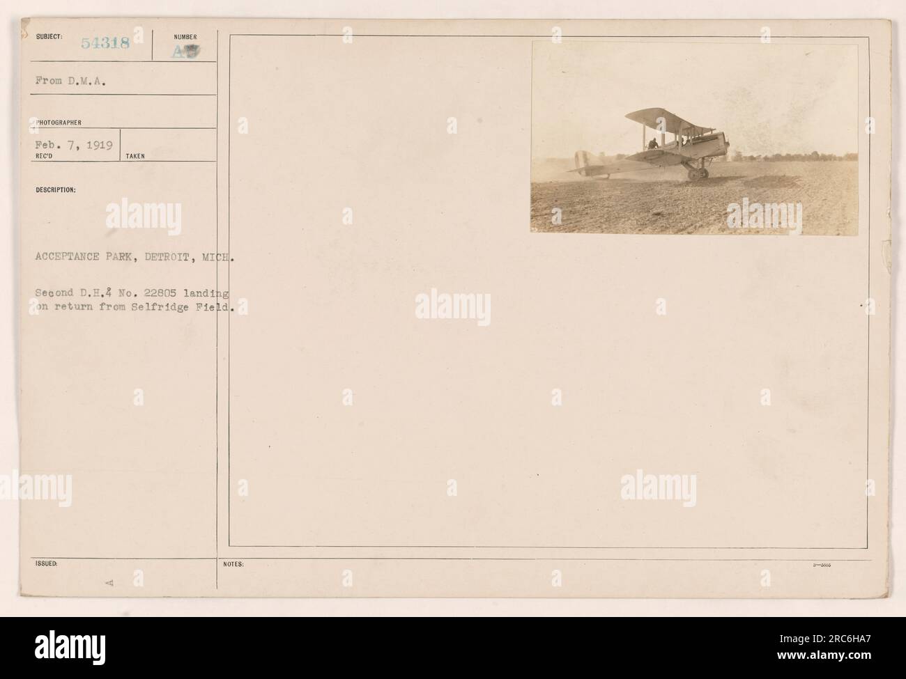 Le deuxième avion D.H.4 avec le numéro d'immatriculation 22805 est montré atterrissant à Acceptance Park à Detroit, Michigan. L'avion revient de Selfridge Field. Cette photographie a été prise le 7 février 1919 par un photographe du D.M.A. Les détails de la photographie comprennent le lieu, la date et l'avion impliqué. Banque D'Images
