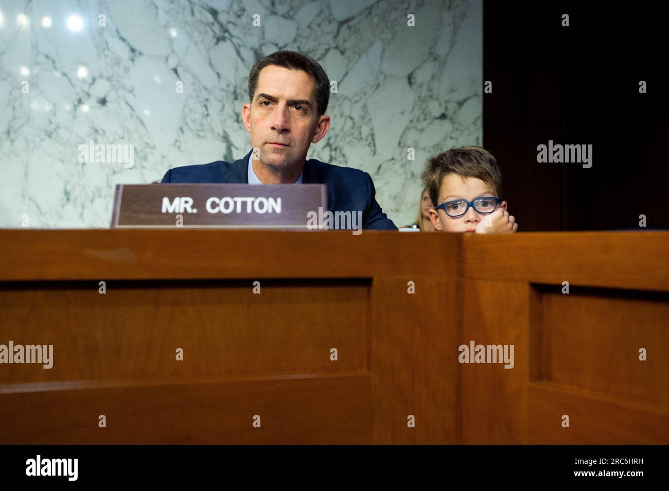 Washington, États-Unis d ' Amérique. 12 juillet 2023. Le sénateur américain Tom Cotton (républicain de l'Arkansas) est rejoint par son fils Gabriel Cotton lors d'une audience de nomination du Comité sénatorial sur le renseignement dans le Hart Senate Office Building à Washington, DC, le mercredi 12 juillet 2023. Crédit : Rod Lamkey/CNP/Sipa USA crédit : SIPA USA/Alamy Live News Banque D'Images