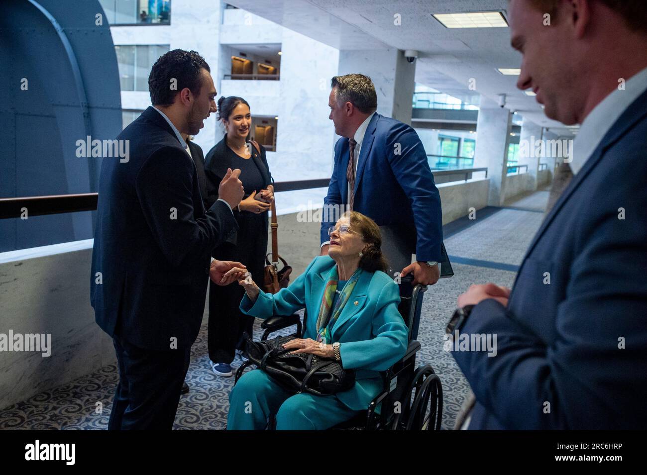 Washington, États-Unis d ' Amérique. 12 juillet 2023. La sénatrice des États-Unis Dianne Feinstein (démocrate de Californie) est accueillie par l'un de ses partisans alors qu'elle quitte une audience de nomination du Comité sénatorial sur le renseignement dans le Hart Senate Office Building à Washington, DC, le mercredi 12 juillet 2023. Le sénateur Feinstein est le plus vieux membre du Sénat américain, ayant 90 ans récemment. Le sénateur américain Chuck Grassley (Républicain de l'Iowa) est à un peu plus de deux mois de retard. Crédit : Rod Lamkey/CNP/Sipa USA crédit : SIPA USA/Alamy Live News Banque D'Images