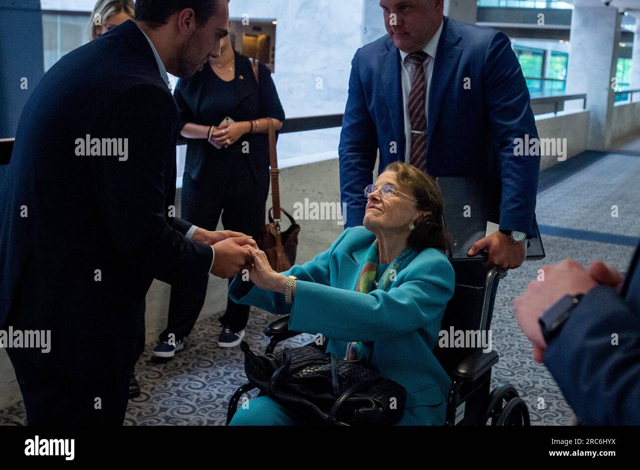 Washington, États-Unis d ' Amérique. 12 juillet 2023. La sénatrice des États-Unis Dianne Feinstein (démocrate de Californie) est accueillie par l'un de ses partisans alors qu'elle quitte une audience de nomination du Comité sénatorial sur le renseignement dans le Hart Senate Office Building à Washington, DC, le mercredi 12 juillet 2023. Le sénateur Feinstein est le plus vieux membre du Sénat américain, ayant 90 ans récemment. Le sénateur américain Chuck Grassley (Républicain de l'Iowa) est à un peu plus de deux mois de retard. Crédit : Rod Lamkey/CNP/Sipa USA crédit : SIPA USA/Alamy Live News Banque D'Images