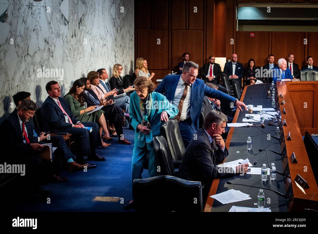 Washington, États-Unis d ' Amérique. 12 juillet 2023. La sénatrice des États-Unis Dianne Feinstein (démocrate de Californie) quitte une audience de nomination du Comité sénatorial sur le renseignement dans le Hart Senate Office Building à Washington, DC, le mercredi 12 juillet 2023. Le sénateur Feinstein est le plus vieux membre du Sénat américain, ayant 90 ans récemment. Le sénateur américain Chuck Grassley (Républicain de l'Iowa) est à un peu plus de deux mois de retard. Crédit : Rod Lamkey/CNP/Sipa USA crédit : SIPA USA/Alamy Live News Banque D'Images