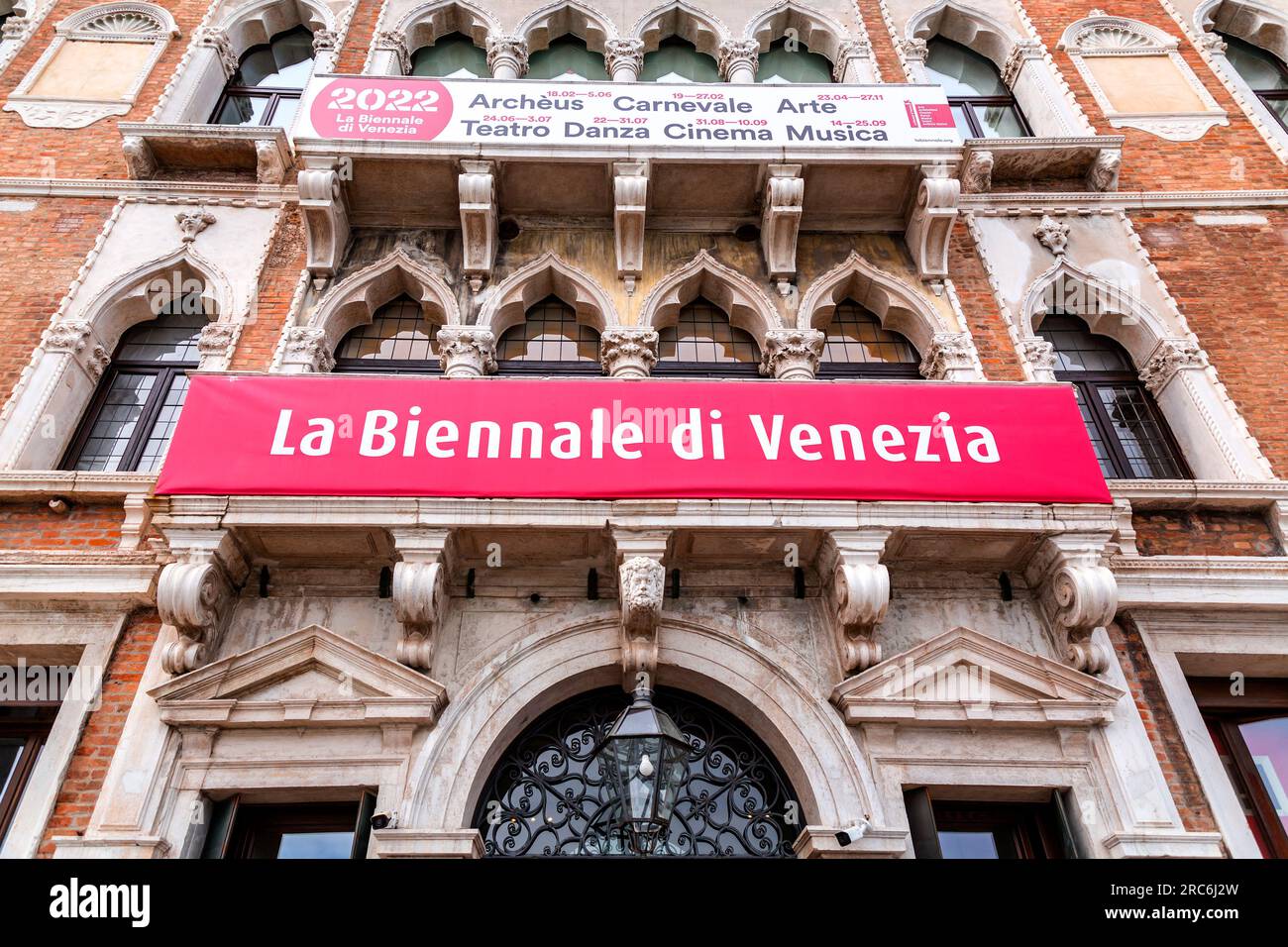 Venise, Italie - 2 avril 2022 : panneau de la Biennale annuelle de Venise en langue italienne, accroché sur un mur de palais. Banque D'Images