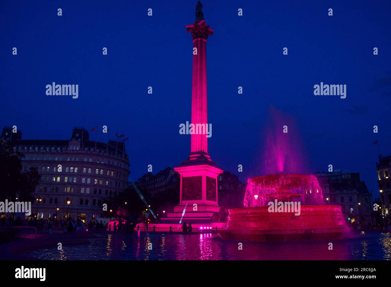Londres, Royaume-Uni. 12 juillet 2023. La colonne Nelson et les fontaines de Trafalgar Square sont illuminées en rose pour célébrer la première britannique de Barbie. Crédit : Vuk Valcic/Alamy Live News Banque D'Images