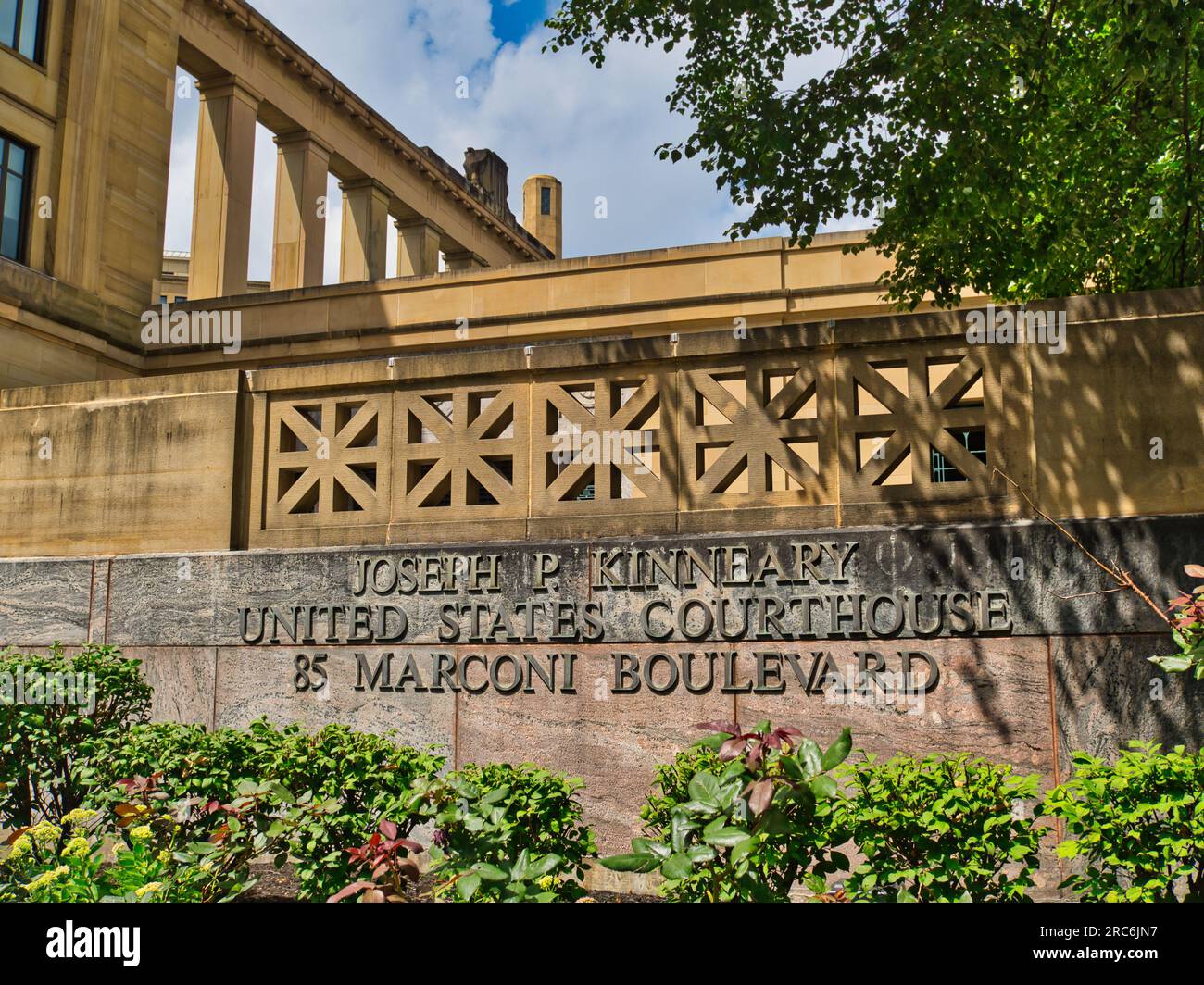 Le Joseph P. Kinneary United States Courthouse est un palais de justice fédéral situé à Columbus, dans l'Ohio, dans le centre civique du centre-ville de la ville. Autrefois, il était connu Banque D'Images