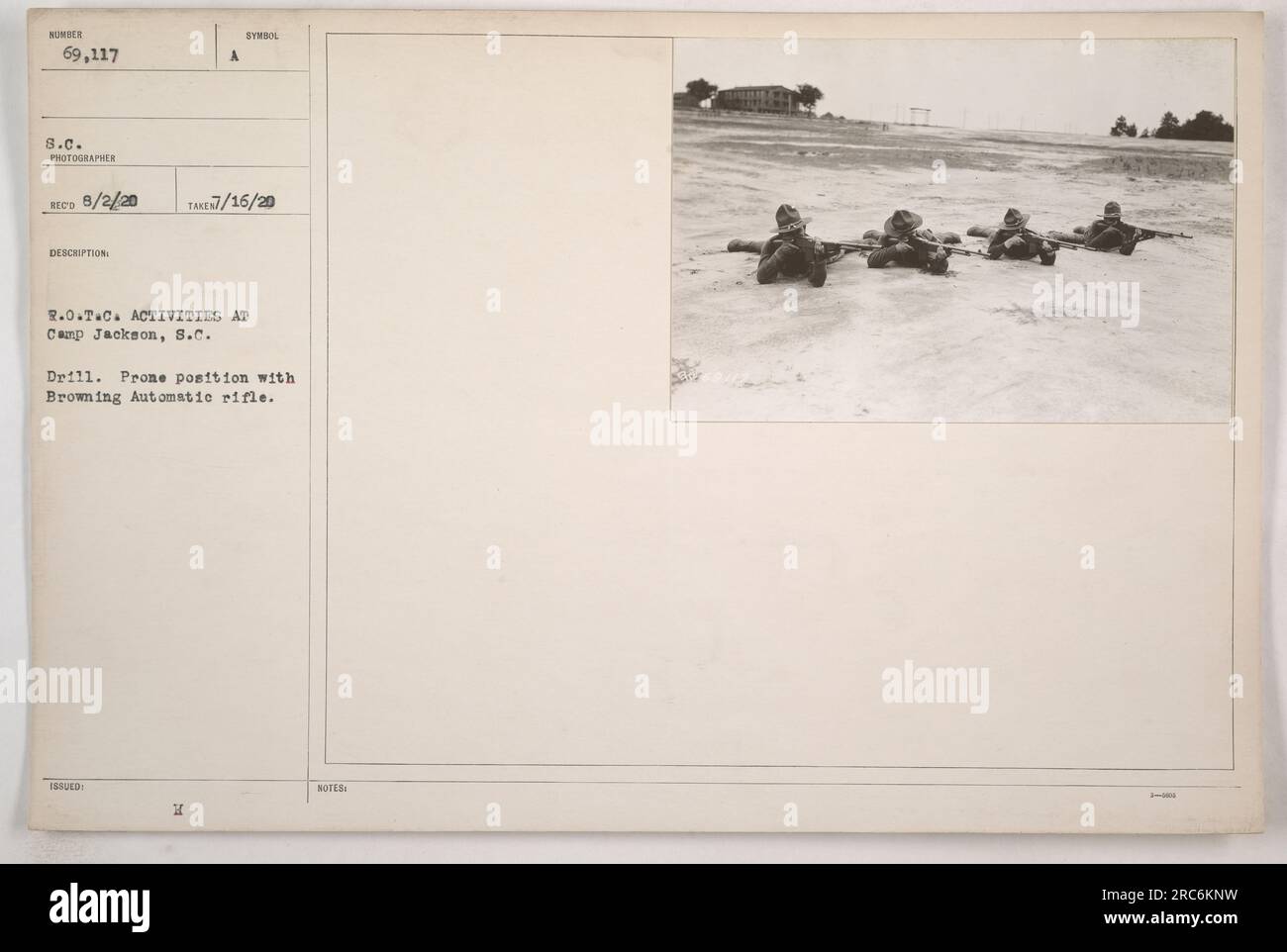 Activités R.O.T.C. au Camp Jackson, Caroline du Sud. Soldats pratiquant des exercices d'entraînement. Sur cette photographie, un soldat est vu en position couchée avec un fusil Browning Automatic numéroté 69 117. La photo a été prise par Eco le 2 août 1920 et a été émise le 16 juillet 1920 comme symbole des activités de R.O.T.C. au camp. Il y a un total de 24 notes accompagnant cette photographie. Banque D'Images