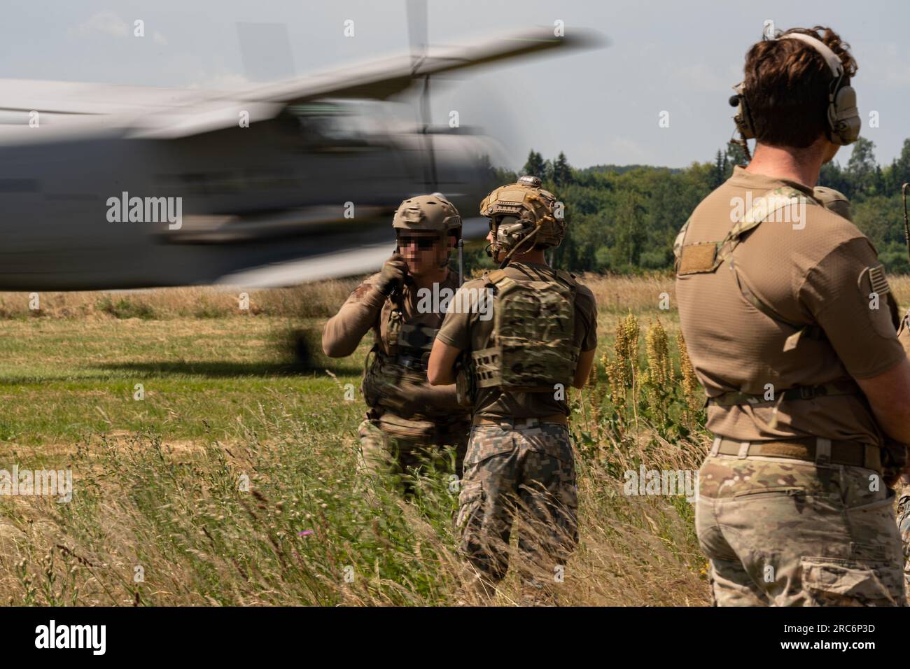 Un contrôleur de combat affecté à la 352e Escadre des opérations spéciales et un membre des forces d'opérations spéciales lettones contrôlent le débarquement d'un AN-2 letton lors d'un entraînement d'intégration air-terre aux opérations spéciales près de Daugavpils, Lettonie, le 28 juin 2023. En veillant à ce que l'interopérabilité et l'agilité s'harmonisent, les forces américaines sont en mesure de s'adapter à un environnement de sécurité dynamique. (Capitaine Kaitlyn Danner) Banque D'Images