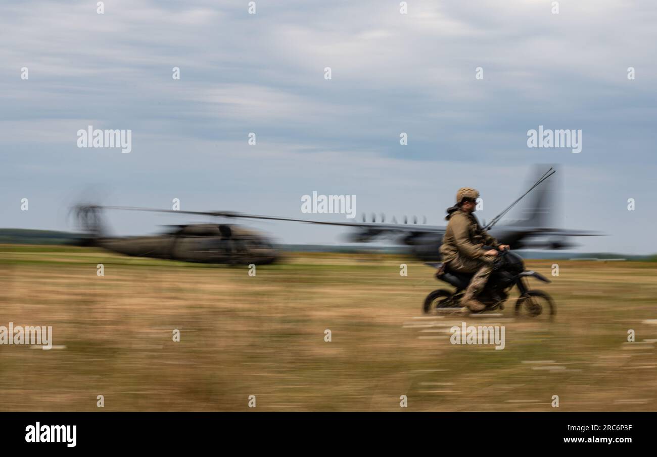 Un contrôleur de combat affecté à la 352d Special Operations Escadre effectue un entraînement d'infiltration rapide sur un minibike lors d'un entraînement d'intégration air-terre aux opérations spéciales près de Daugavpils, en Lettonie, le 28 juin 2023. En veillant à ce que l'interopérabilité et l'agilité s'harmonisent, les forces américaines sont en mesure de s'adapter à un environnement de sécurité dynamique. (Capitaine Kaitlyn Danner) Banque D'Images
