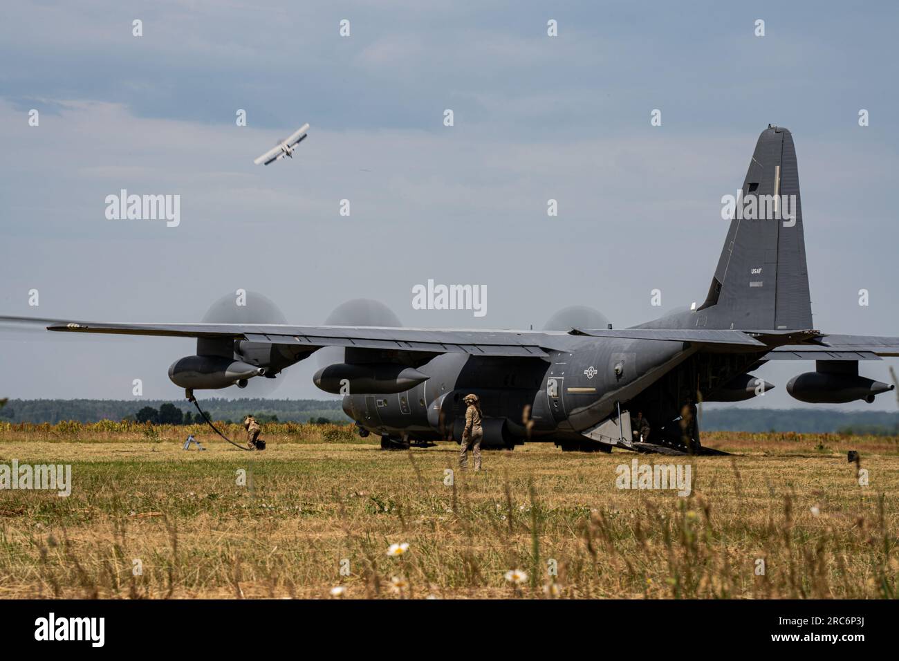 UN AMÉRICAIN Le spécialiste des points de ravitaillement en carburant de la zone avancée de l'Air Force se prépare à faire le plein d'un véhicule américain Armée UH-60 d'un Commando II MC-130J affecté à la 352e Escadre des opérations spéciales lors d'un entraînement d'intégration air-terre aux opérations spéciales près de Daugavpils, Lettonie, le 28 juin 2023. En veillant à ce que l'interopérabilité et l'agilité s'harmonisent, les forces américaines sont en mesure de s'adapter à un environnement de sécurité dynamique. (Capitaine Kaitlyn Danner) Banque D'Images
