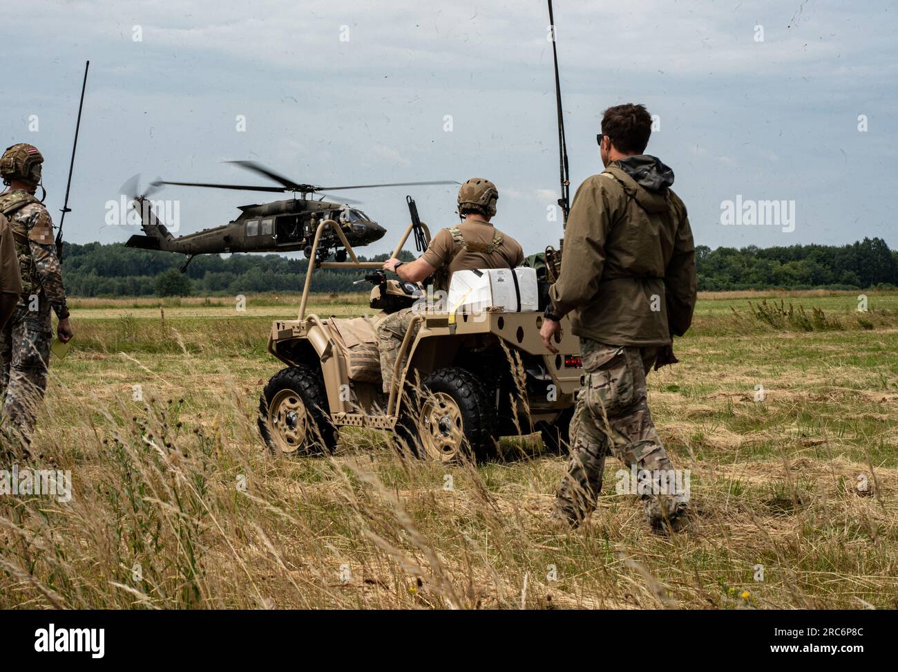 ÉTATS-UNIS Les forces d'opérations spéciales et un membre des forces d'opérations spéciales lettones contrôlent le débarquement d'un américain Armée UH-60 lors d'opérations spéciales d'entraînement à l'intégration air-terre près de Daugavpils, Lettonie, 28 juin 2023. Les États-Unis demeurent fermes dans notre engagement commun à l’égard de la paix et de la stabilité en Europe, et continueront de travailler aux côtés de nos alliés et partenaires pour prévenir les menaces à la souveraineté nationale dans toute la région. (Capitaine Kaitlyn Danner) Banque D'Images