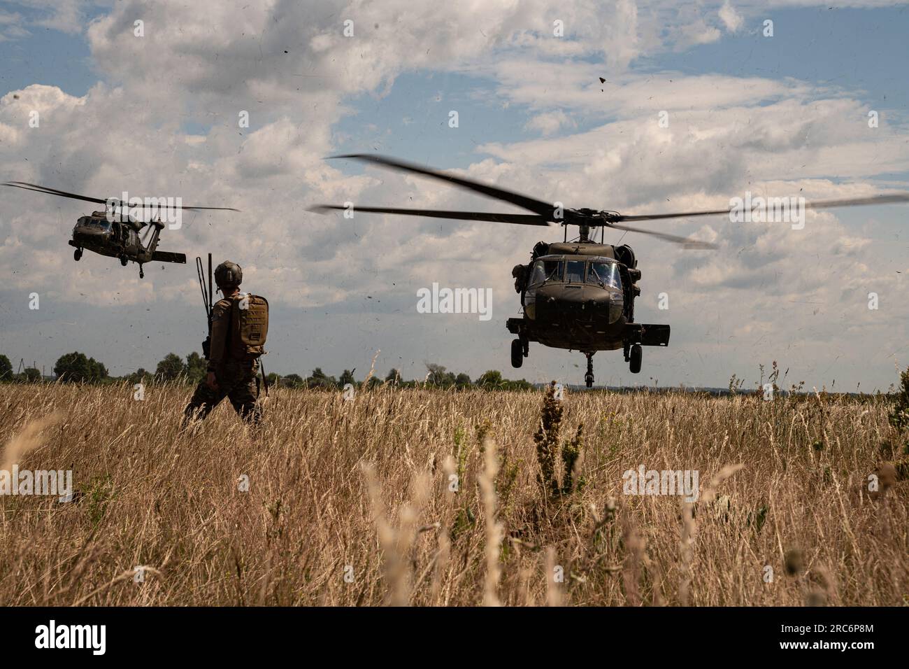 Un contrôleur de combat affecté à la 352d Special Operations Wing contrôle le débarquement de deux U.S. Des UH-60 de l'armée lors d'opérations spéciales d'entraînement à l'intégration air-terre près de Daugavpils, Lettonie, 28 juin 2023. Des activités efficaces de logistique et de mobilité, telles que mises en évidence dans les opérations et les exercices, renforcent directement notre capacité à soutenir nos alliés et partenaires et à réagir aux crises potentielles. (Capitaine Kaitlyn Danner) Banque D'Images