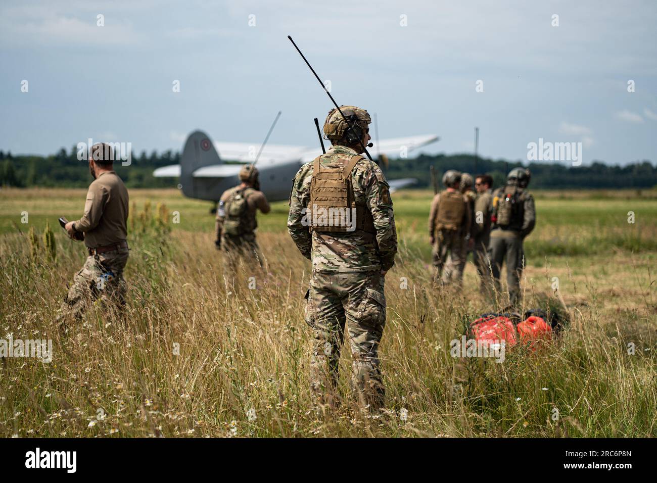 Membres des forces d'opérations spéciales lituaniennes, des forces d'opérations spéciales lettones et des États-Unis Les contrôleurs de combat de la Force aérienne affectés à la 352e Escadre des opérations spéciales contrôlent un avion d'atterrissage au cours d'un entraînement d'intégration air-terre d'opérations spéciales près de Daugavpils, Lettonie, le 28 juin 2023. La préparation opérationnelle est primordiale pour les partenariats, la réaction aux crises, la dissuasion et le soutien aux alliés et aux partenaires. L’environnement mondial d’aujourd’hui exige la capacité de déployer et de soutenir rapidement des opérations à de grandes distances. Grâce à des efforts de collaboration avec nos alliés et partenaires, les États-Unis travaillent à p Banque D'Images