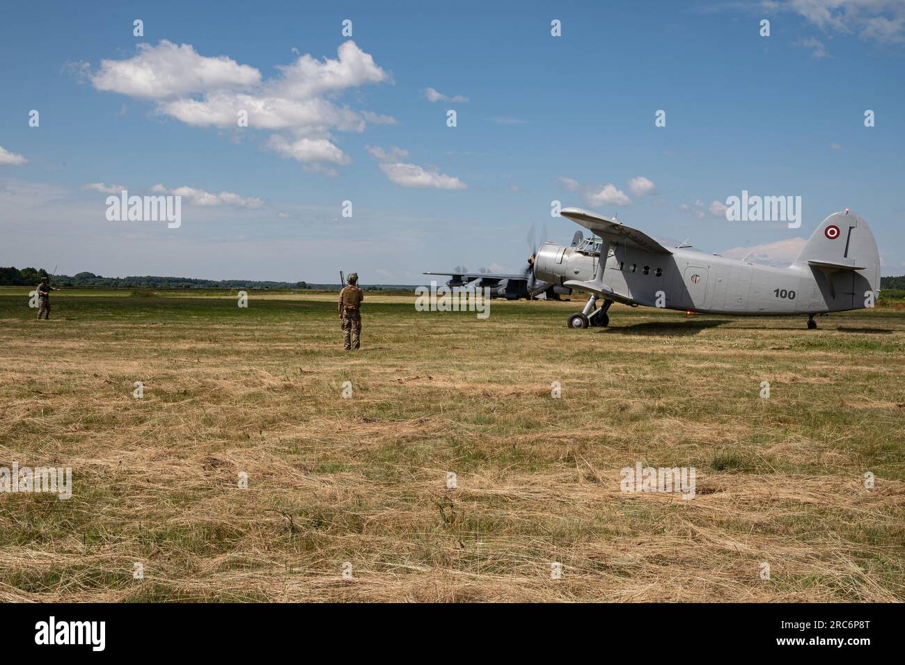 Les contrôleurs de combat affectés à la 352e Escadre des opérations spéciales contrôlent l'atterrissage d'un avion AN-2 letton sur une piste d'assaut en herbe lors de l'entraînement d'intégration air-terre des opérations spéciales près de Daugavpils, Lettonie, le 28 juin 2023. Pour répondre aux défis de sécurité du 21e siècle, les forces militaires américaines restent rapides, mobiles, agiles et capables de se déplacer rapidement vers divers endroits au besoin. (Capitaine Kaitlyn Danner) Banque D'Images