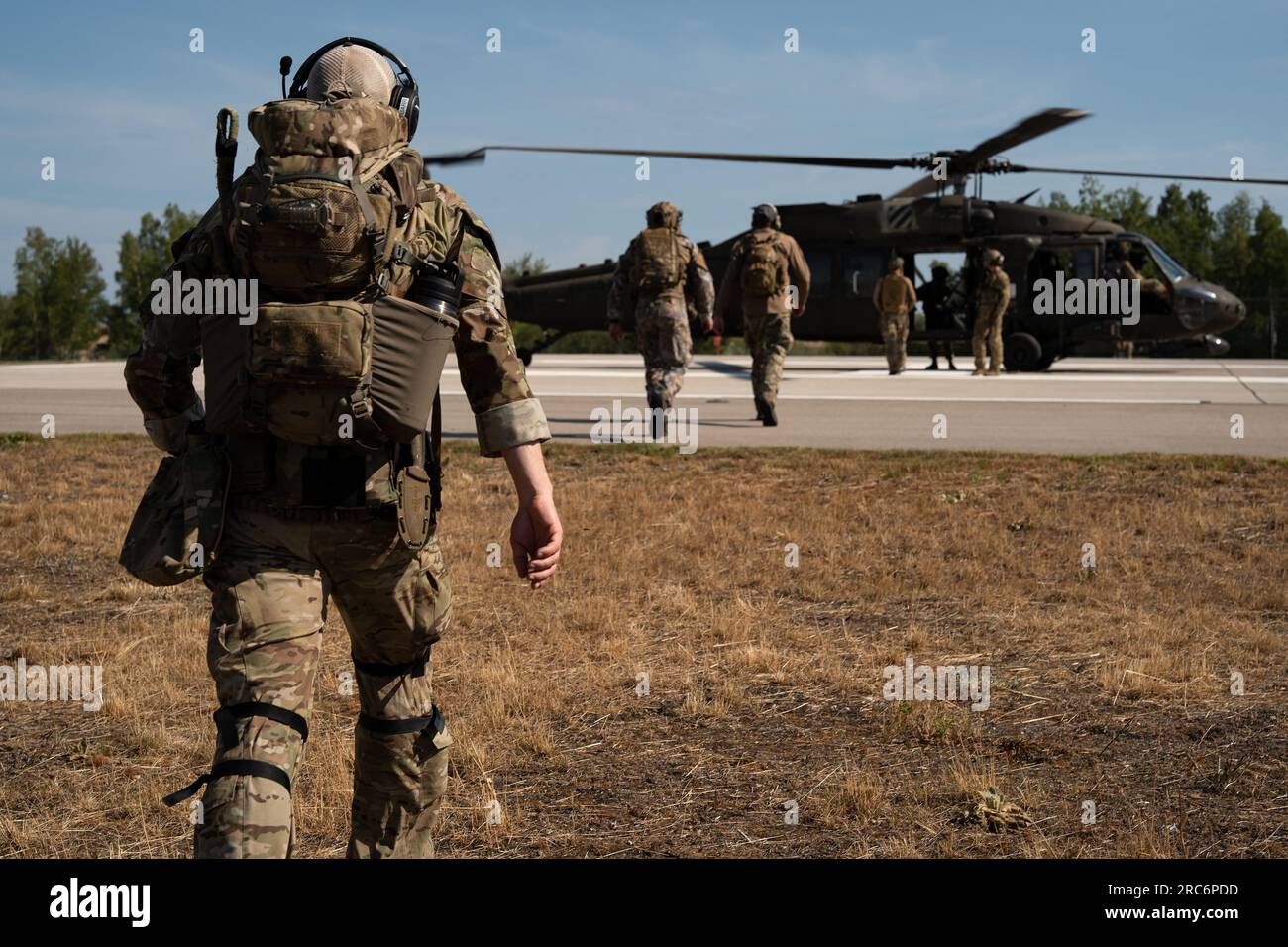 Les forces d'opérations spéciales affectées à la 352e Special Operations Wing embarquent un U.S. Armée UH-60 pendant des opérations spéciales pour le lieu d'entraînement de l'intégration air-terre près de Riga, Lettonie, 28 juin 2023. En veillant à ce que l'interopérabilité s'harmonise avec l'agilité, les forces américaines sont en mesure de s'adapter à un environnement de sécurité dynamique. Les forces d'opérations spéciales affectées à la 352d Special Operations Wing embarquent un U.S. Armée UH-60 pendant des opérations spéciales pour le lieu d'entraînement de l'intégration air-terre près de Riga, Lettonie, 28 juin 2023. En veillant à ce que l’interopérabilité s’aligne sur l’agilité, les forces américaines sont en mesure de s’adapter à un Dynam Banque D'Images