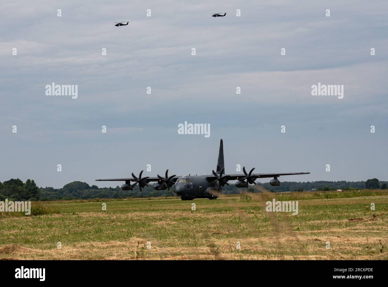 UN AMÉRICAIN Le MC-130J Commando II affecté à la 352d Special Operations Wing atterrit sur une piste d'assaut en herbe alors que deux U.S. Des UH-60 de l'armée volent au-dessus de leurs têtes lors d'un entraînement d'intégration air-terre d'opérations spéciales près de Daugavpils, Lettonie, le 28 juin 2023. Les États-Unis demeurent fermes dans notre engagement commun à l’égard de la paix et de la stabilité en Europe, et continueront de travailler aux côtés de nos alliés et partenaires pour prévenir les menaces à la souveraineté nationale dans toute la région. (ÉTATS-UNIS Photo de l'armée de l'air par le capitaine Kaitlyn Danner (capitaine Kaitlyn Danner) Banque D'Images