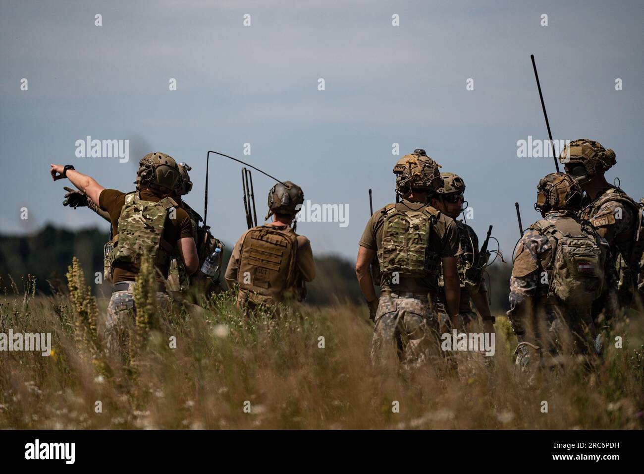 Membres des forces d'opérations spéciales lituaniennes, des forces d'opérations spéciales lettones et des États-Unis Les contrôleurs de combat de la Force aérienne affectés à la 352e Escadre des opérations spéciales contrôlent un avion d'atterrissage au cours d'un entraînement d'intégration air-terre d'opérations spéciales près de Daugavpils, Lettonie, le 28 juin 2023. La préparation opérationnelle est primordiale pour les partenariats, la réaction aux crises, la dissuasion et le soutien aux alliés et aux partenaires. L’environnement mondial d’aujourd’hui exige la capacité de déployer et de soutenir rapidement des opérations à de grandes distances. Grâce à des efforts de collaboration avec nos alliés et partenaires, les États-Unis travaillent à p Banque D'Images