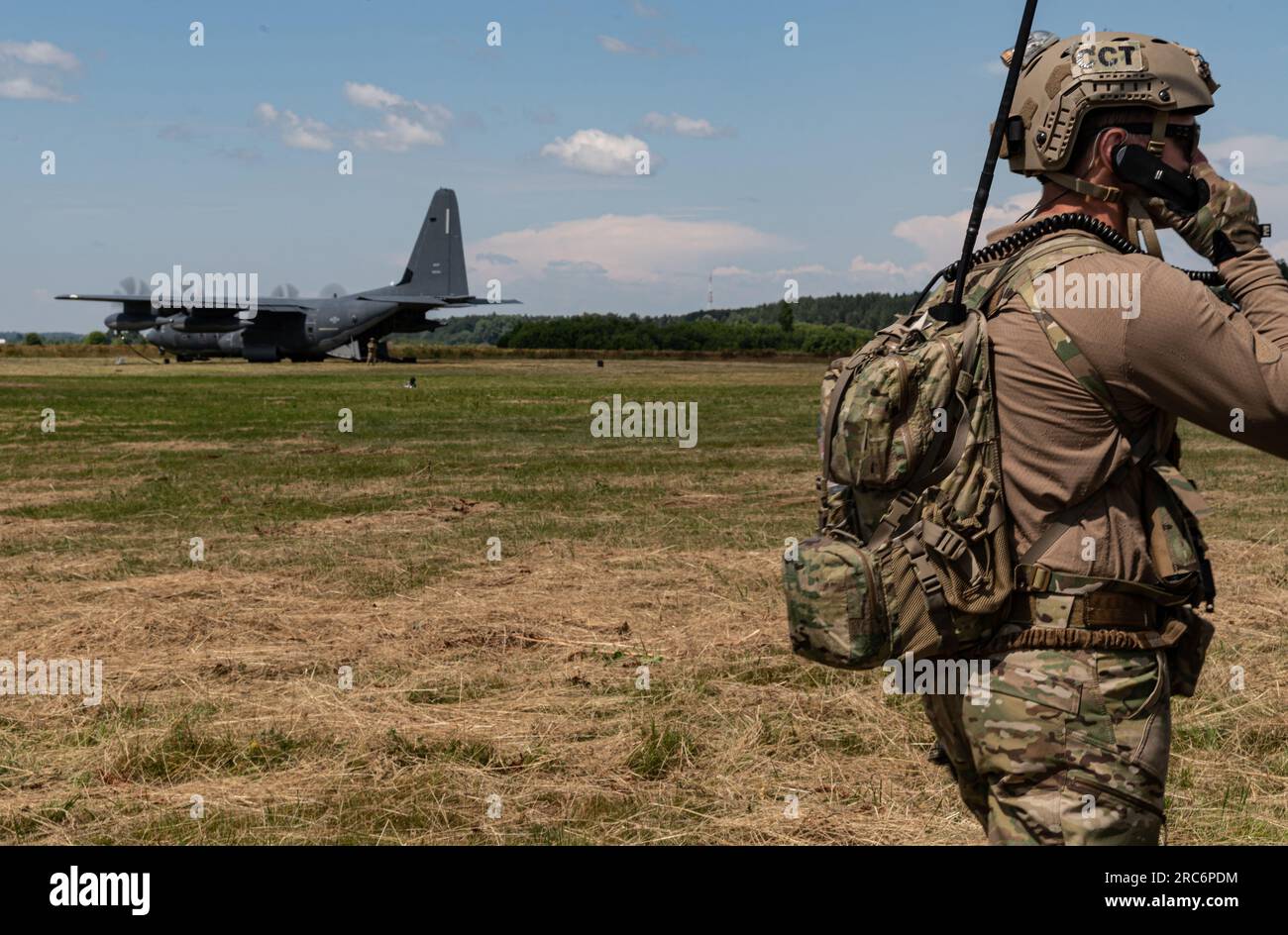Un contrôleur de combat affecté à la 352d Special Operations Wing contrôle l'atterrissage des aéronefs alors qu'un MC-130J Commando II se prépare pour un point de ravitaillement en carburant de la zone avancée pendant l'entraînement d'intégration air-terre des opérations spéciales près de Daugavpils, Lettonie, le 28 juin 2023. La préparation opérationnelle est primordiale pour les partenariats, la réaction aux crises, la dissuasion et le soutien aux alliés et aux partenaires. (Capitaine Kaitlyn Danner) Banque D'Images