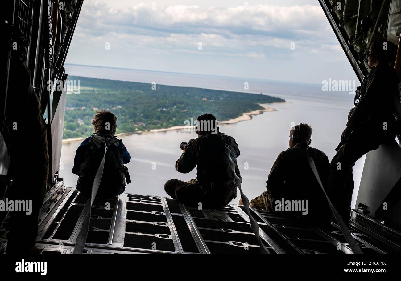 ÉTATS-UNIS Ambassade Riga Chef de mission adjoint Ruta Elvikis participe à un survol avec l'équipage d'un Commando II MC-130J affecté à la 352e Escadre des opérations spéciales près de Jūrmala, en Lettonie, le 23 juillet 2023. Le MC-130J a pris part à un survol de la plage de Jūrmala pour honorer la fête du solstice d’été letton Līgo, marquant l’unité entre les alliés de l’OTAN. En veillant à ce que l'interopérabilité et l'agilité s'harmonisent, les forces américaines sont en mesure de s'adapter à un environnement de sécurité dynamique. (ÉTATS-UNIS Photo Air Force par le capitaine Kaitlyn Danner) Banque D'Images