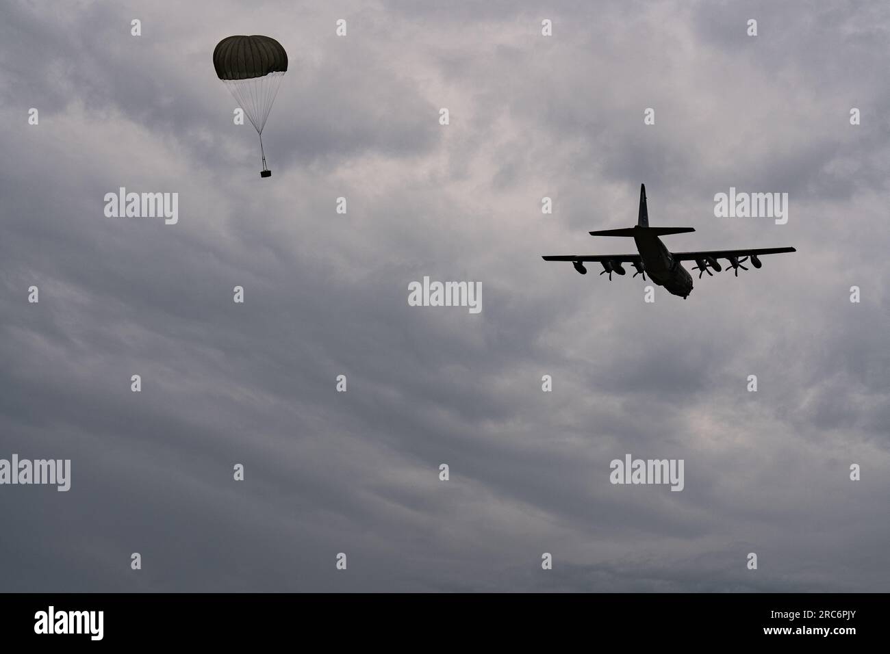 Un MC-130J Commando II affecté à la 352e Escadre des opérations spéciales parachute un paquet de réapprovisionnement lors de l'entraînement d'intégration air-terre des opérations spéciales près de Daugavpils, Lettonie, le 28 juin 2023. Un pilier clé de notre approche globale de dissuasion est l'amélioration de l'interopérabilité et le renforcement de l'état de préparation et des capacités de nos propres forces ainsi que de nos alliés et partenaires. (Capitaine Kaitlyn Danner) Banque D'Images