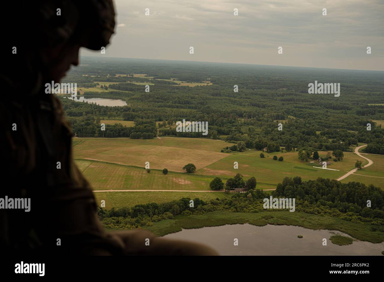 Un membre des forces d'opérations spéciales lettones regarde à l'extérieur des États-Unis Armée UH-60 pendant des opérations spéciales entraînement d'intégration air-terre près de Daugavpils, Lettonie, 28 juin 2023. La capacité des forces et de l'équipement américains d'opérer de concert avec nos alliés et nos partenaires est essentielle pour renforcer un réseau élargi d'alliances et de partenariats capables de relever de manière décisive les défis d'aujourd'hui et de demain. (Capitaine Kaitlyn Danner) Banque D'Images