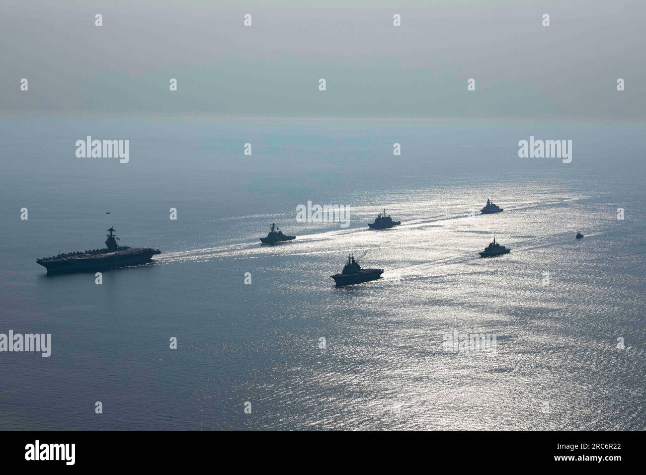 230711-N-LK647-1409 ADRIATIC SEA (11 juillet 2023) le porte-avions USS Gerald R. Ford (CVN 78), le porte-avions léger de la marine italienne ITS Giuseppe Garibaldi (C 551), le destroyer de missiles guidés de classe Arleigh Burke USS Ramage (DDG 61), la frégate FS Languedoc de classe I de la marine française Aquitaine (D 653), Le croiseur de missiles guidés de classe Ticonderoga USS Normandy (CG 60), la frégate de classe Carlo Bergamini ITS Carabiniere (F 593), et le patrouilleur de la marine croate HRVS Dubrovnik (PC 42) sont en formation lors d'un exercice photographique mené pour Neptune Strike, le 11 juillet 2 Banque D'Images