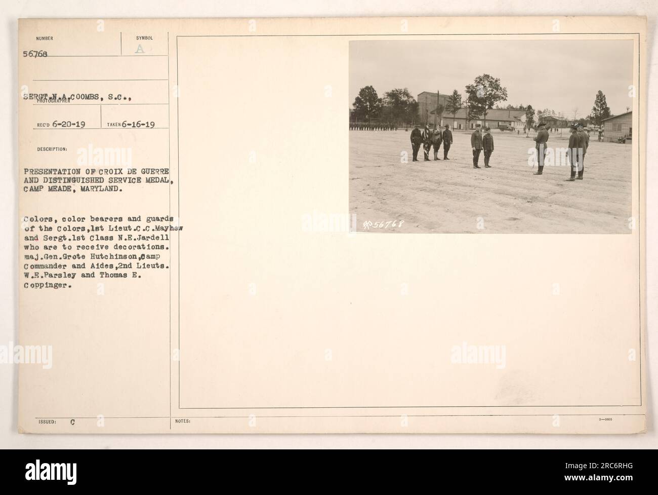 Remise de la Croix de Guerre et de la Distinguished Service Medal au Camp Meade, Maryland. La cérémonie comprend les couleurs, les porteurs de couleurs, et les gardes des couleurs, 1e Lieut. C.C. Mayhew et Sergt. 1st Class N.E. Jardell. Major général Grote Hutchinson, commandant du camp, avec les aides du 2nd lieuts. W.E. Persil et Thomas E. Coppinger sont présents. Photographie prise le 16 juin 1919. Numéro de dossier militaire officiel : 56768. Banque D'Images