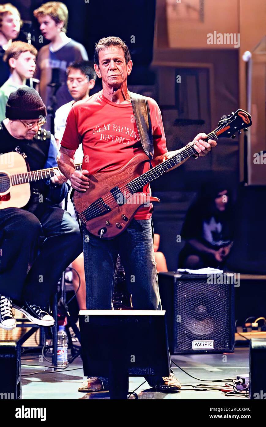 Lou Reed (avec les chœurs de l'Australian Youth Choir) interprète une version de concert théâtrale de son album concept 'Berlin' de 1973 dans le cadre des célébrations d'un mois du Festival annuel de Sydney. Le Théâtre d'État. Sydney, Australie. 18 janvier 2007. Banque D'Images