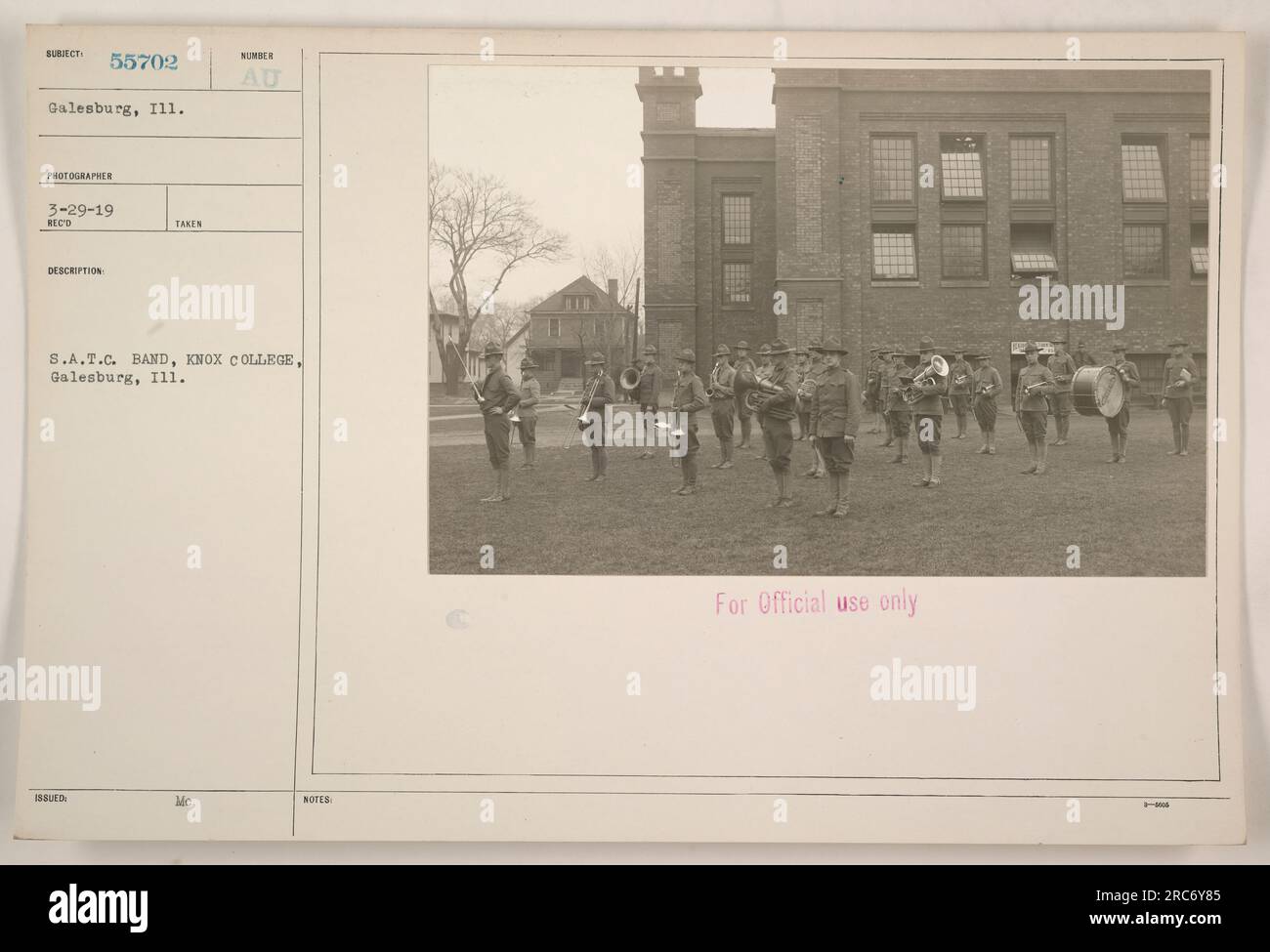 L'image montre le S.A.T.C. Groupe du KNOX College à Galesburg, Illinois. La photographie a été prise le 29 mars 1919 et a été publiée dans le cadre d'une collection de photographies documentant les activités militaires américaines pendant la première Guerre mondiale. L'image est marquée avec le numéro d'identification '55702 Galesburg, 111.' Banque D'Images