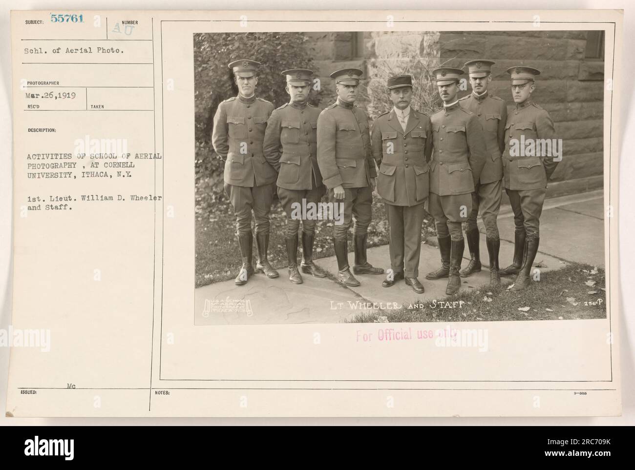 Image montrant le 1e lieutenant William D. Wheeler et son personnel de l'École de photographie aérienne de l'Université Cornell à Ithaca, NY. La photographie, prise le 26 mars 1919, capture les activités de l'école. Cette image fait partie des documents officiels et porte le numéro 55761. Réservé à un usage officiel. L'image comprend également un timbre avec les initiales 'EE LT Wheeler and Staff'. Banque D'Images