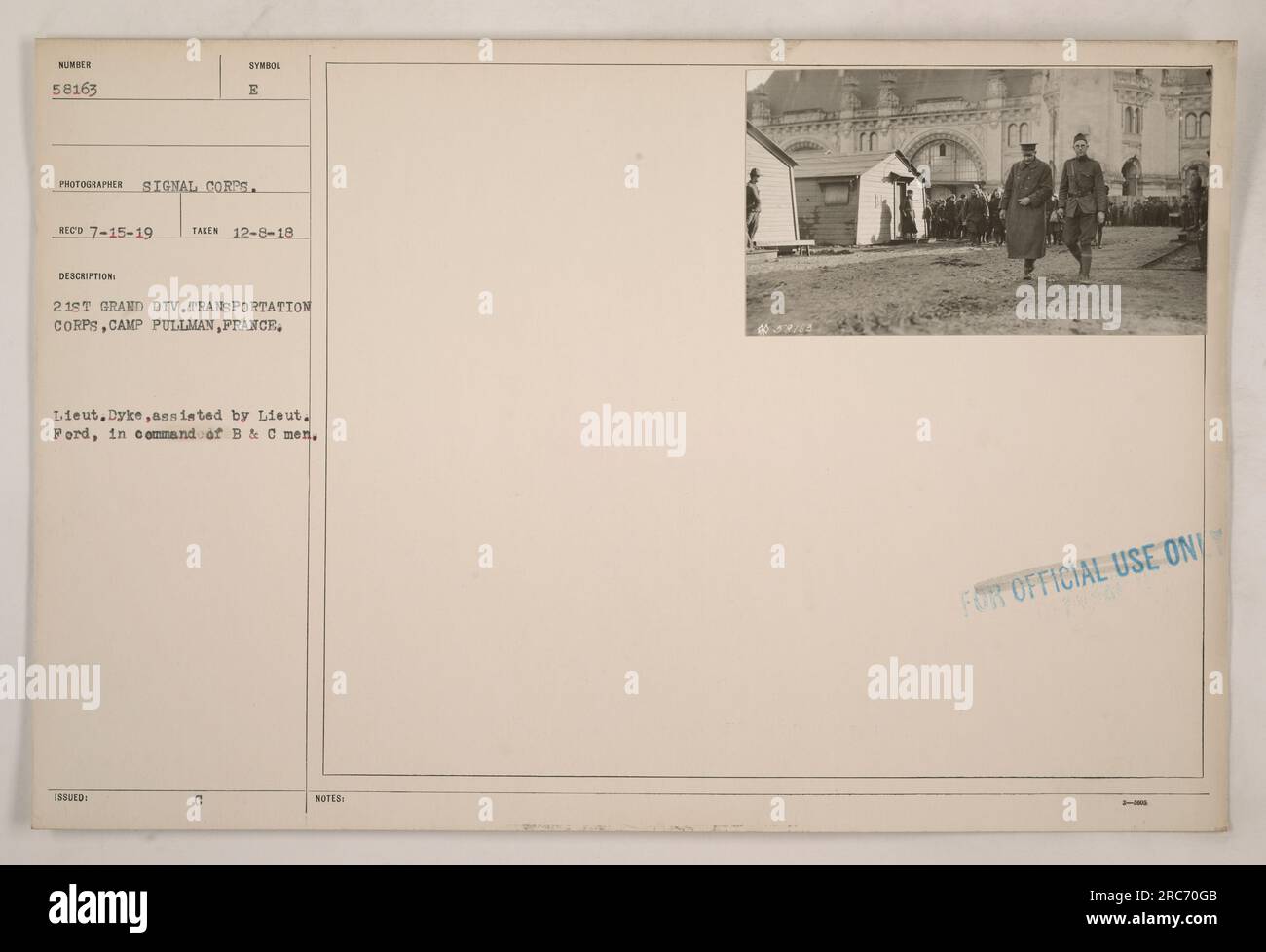 La photographie montre Lieut. Dyke, assisté par Lieut. Ford, commandant des hommes B & C, au Camp Pullman, France. Ils font partie de la 21e Grande Div Transportation corps. La photo a été prise le 8 décembre 1918 et classée sous le numéro NUM 58163 par le signal corps. Cette image est réservée à un usage officiel. Banque D'Images