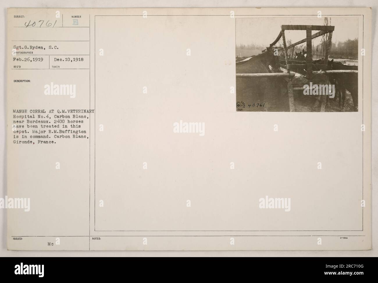 Sergent G. Ryden des États-Unis Army signal corps est vu sur cette photographie prise le 26 février 1919. L'image capture le mange Corral au Q.M. Hôpital vétérinaire n°4 à Carbon blanc, près de Bordeaux, France. Le corral abritait environ 2400 chevaux qui ont été utilisés pendant la première Guerre mondiale. Major R.M. Buffington commandait le dépôt. Banque D'Images