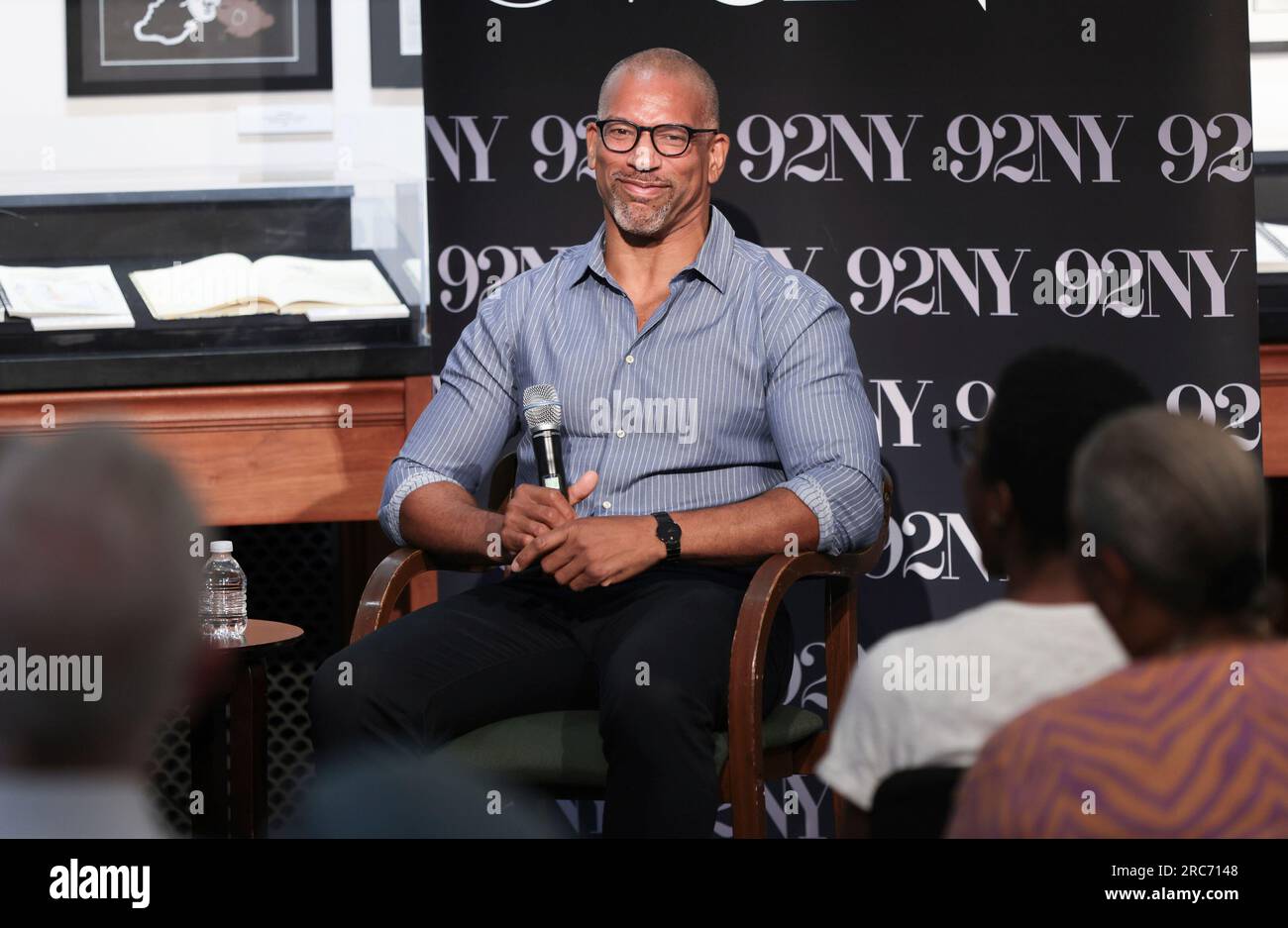 Christian Cooper in conversation with Whoopi Goldberg discussing his Nat Geo television show "Extraordinary Birder with Christian Cooper" at the 92nd Street Y on Wednesday, July 12, 2023, in New York. (Photo by CJ Rivera/Invision/AP) Banque D'Images