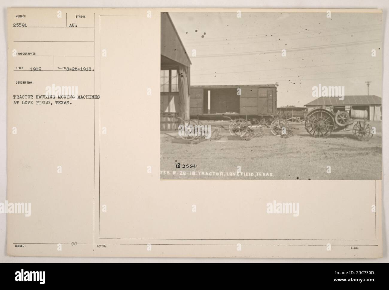 Un tracteur transportant des faucheuses à Love Field, Texas. La photographie a été prise le 26 août 1918. L'image montre les activités militaires pendant la première Guerre mondiale Banque D'Images