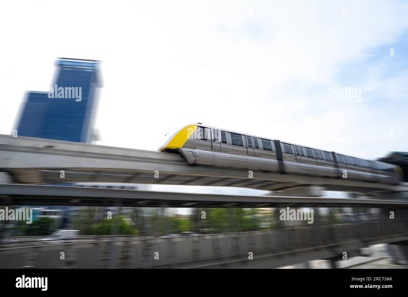 Le train monorail surélevé se déplace rapidement sur le rail. Monorail de transport en commun. Transport de masse moderne. Transport ferroviaire. Monorail sans conducteur. Monorail Banque D'Images