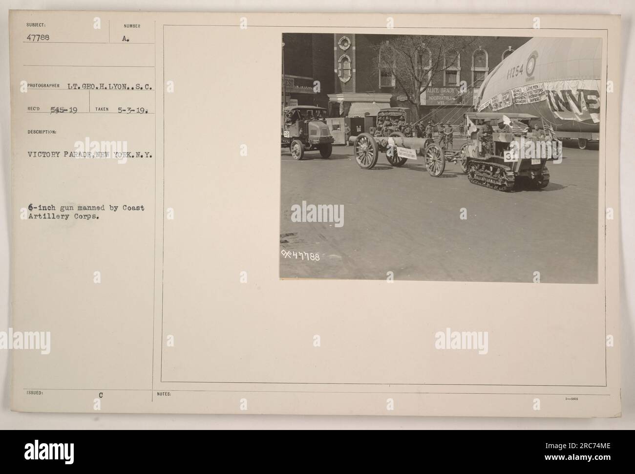 Membres du corps d'artillerie côtière avec un canon de 6 pouces lors de la parade de la victoire à New York. Cette photographie a été prise le 3 mai 1919 par le Lt Geo.H. Lyon. Banque D'Images