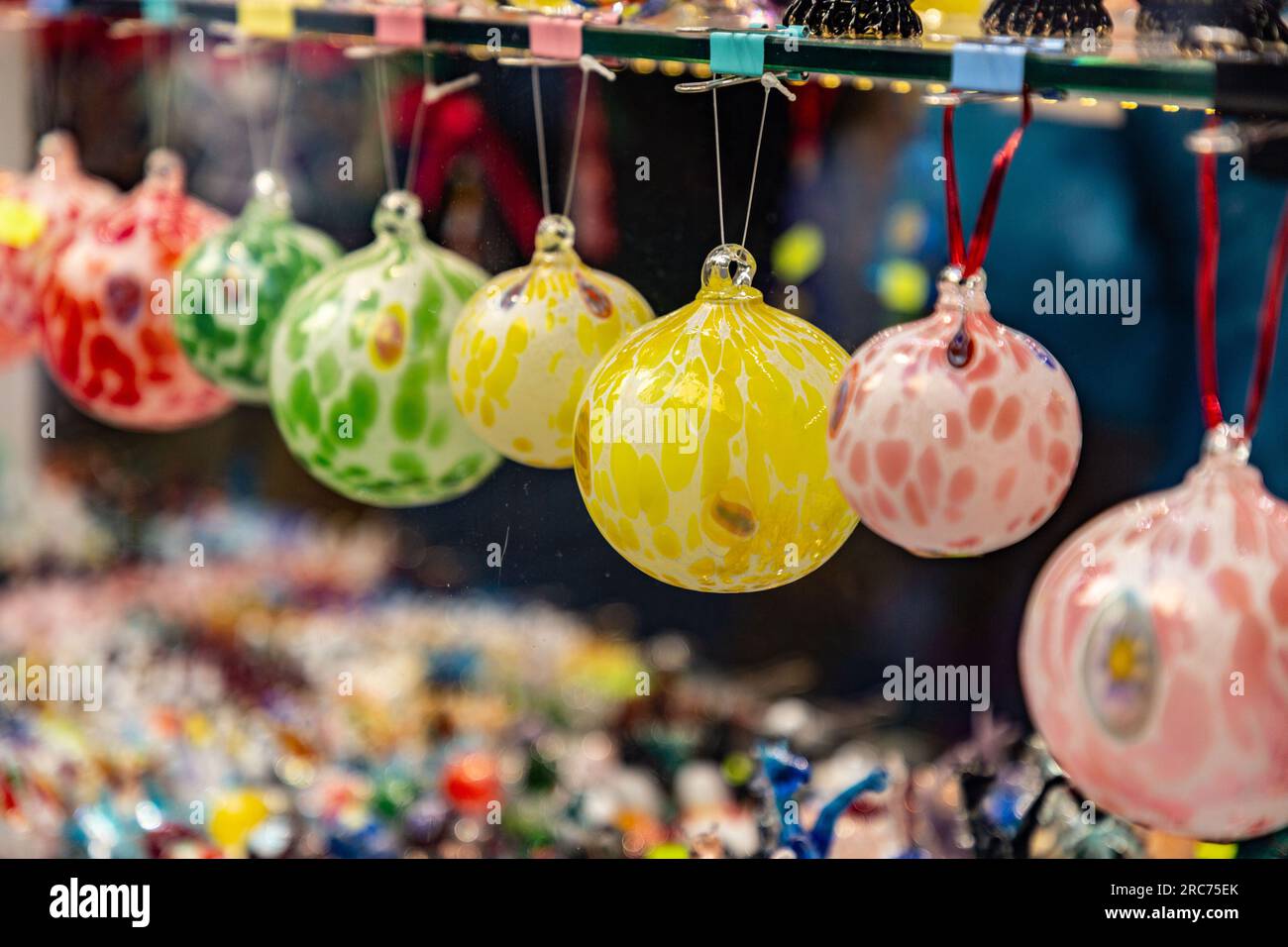 Venise, Italie - 3 avril 2022: Figurines de ballons de verre faites à la main vues sur une fenêtre de magasin à Venise, Italie. Banque D'Images