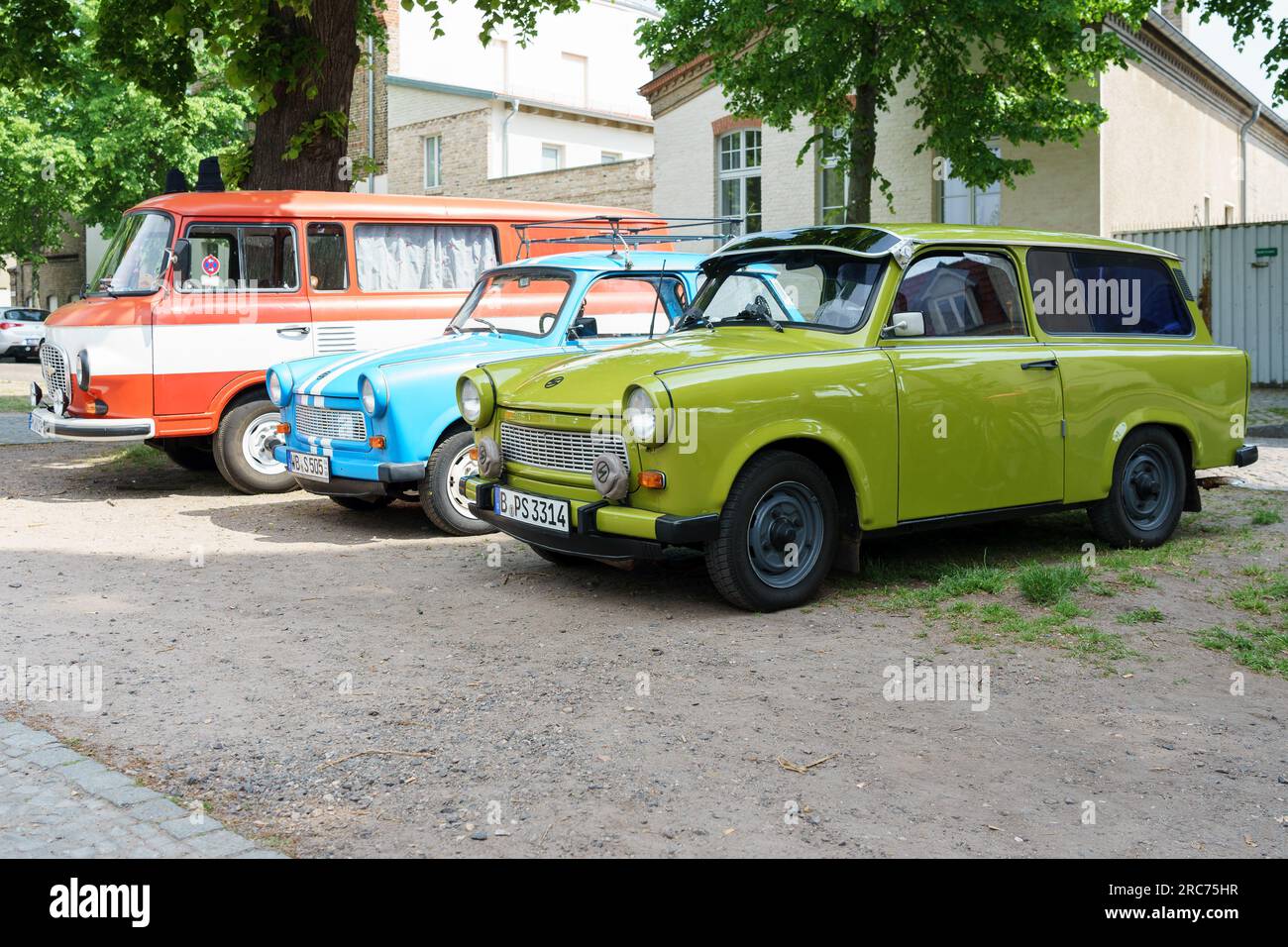 WERDER (HAVEL), ALLEMAGNE - 20 MAI 2023 : différentes voitures (Trabant, IFA, Barkas) de l'époque de la RDA se trouvent dans une rangée. Oldtimer - Festival Werder Classics 202 Banque D'Images