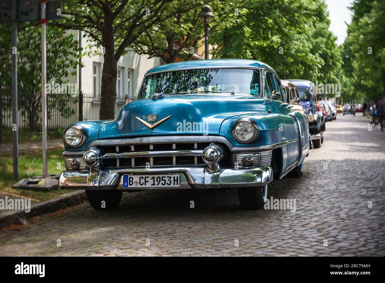 WERDER (HAVEL), ALLEMAGNE - 20 MAI 2023 : la voiture de luxe pleine grandeur Cadillac Sixty Special, 1953. Swirl bokeh, lentille artistique. Banque D'Images