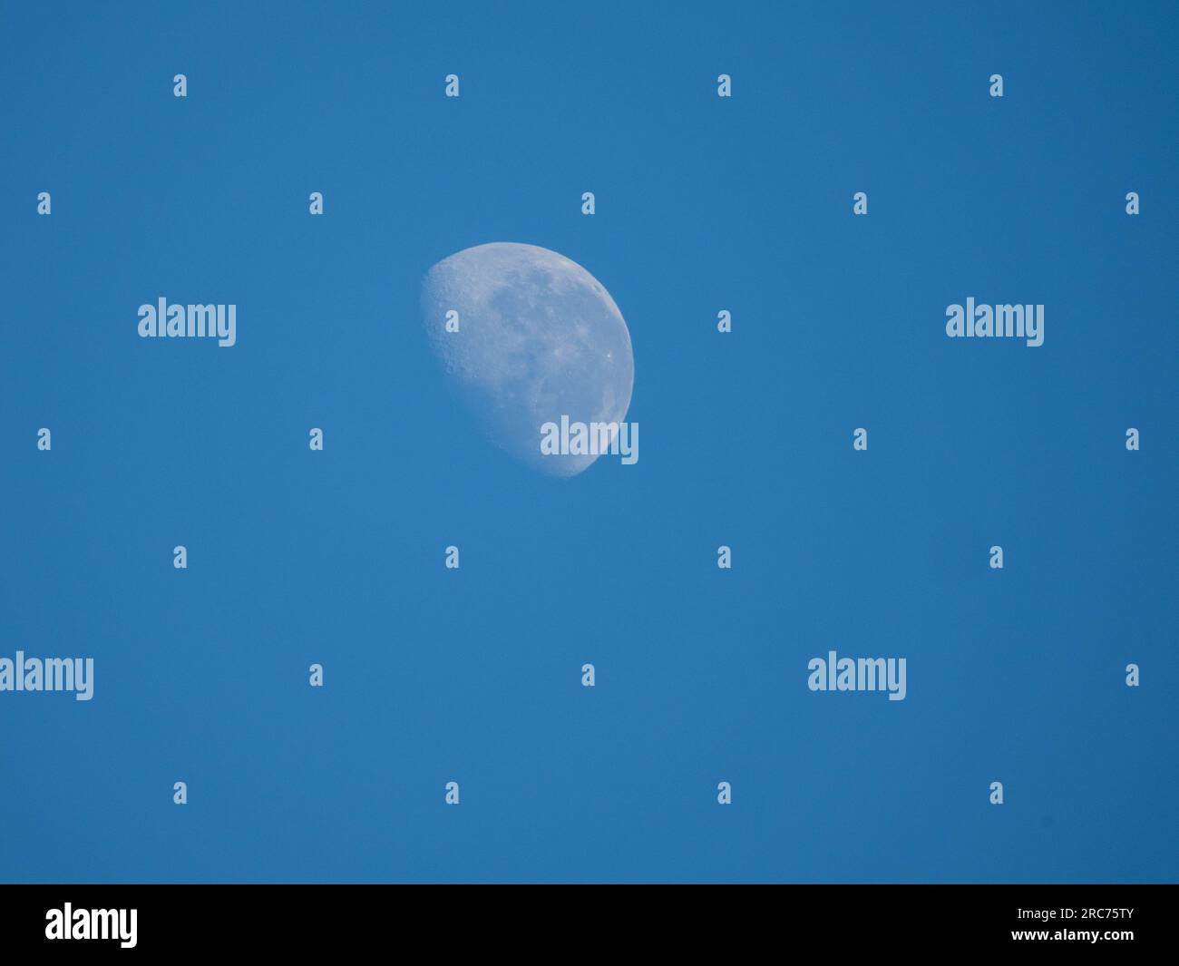 Lune dans le temps de jour sur ciel bleu Banque D'Images
