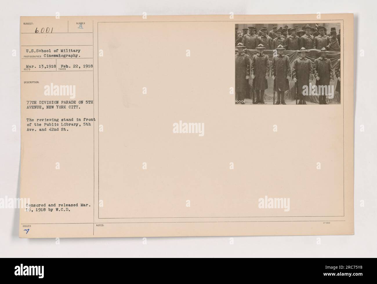 Des troupes de la 77e division défilent sur la 5e avenue à New York. Le défilé a eu lieu devant la Bibliothèque publique, située à la 5e avenue et à la 42e rue La photographie a été prise le 13 mars ou le 22 février 1918, et elle a été censurée et publiée le 16 mars 1918. Banque D'Images