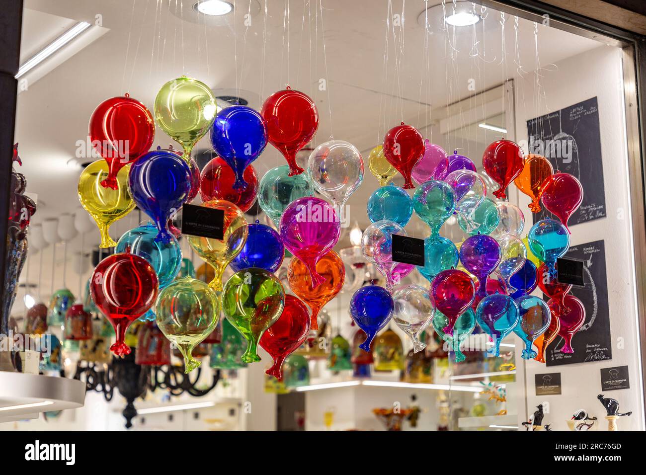 Venise, Italie - 3 avril 2022: Figurines de ballons de verre faites à la main vues sur une fenêtre de magasin à Venise, Italie. Banque D'Images