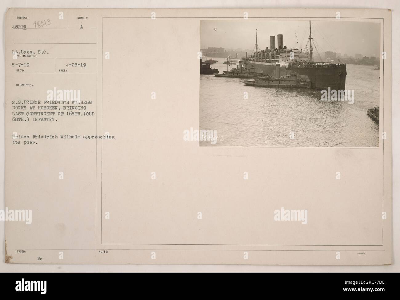 'Image du S.S. Le prince Friedrich Wilhelm amarrage à Hoboken, amenant le dernier contingent du 165e (ancien 60e) d'infanterie pendant la première Guerre mondiale. Cette photographie a été prise le 7 mai 1919 par le lieutenant Lyon et a reçu le numéro de référence 48215. L'image montre le navire approchant de sa jetée.' Banque D'Images