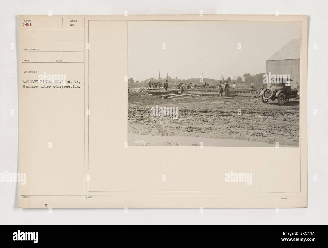 Hangars en construction à Langley Field à Hampton, en Virginie. Cette photographie, portant le numéro 111-SC-3461, a été prise par le photographe NEOD. L'image montre l'avancement de la construction, avec plusieurs hangars à différentes étapes d'achèvement. D'autres détails et notes sur l'image comprennent un symbole indiquant son emplacement à Langley Field et le numéro d'identification supplémentaire 03461. Banque D'Images