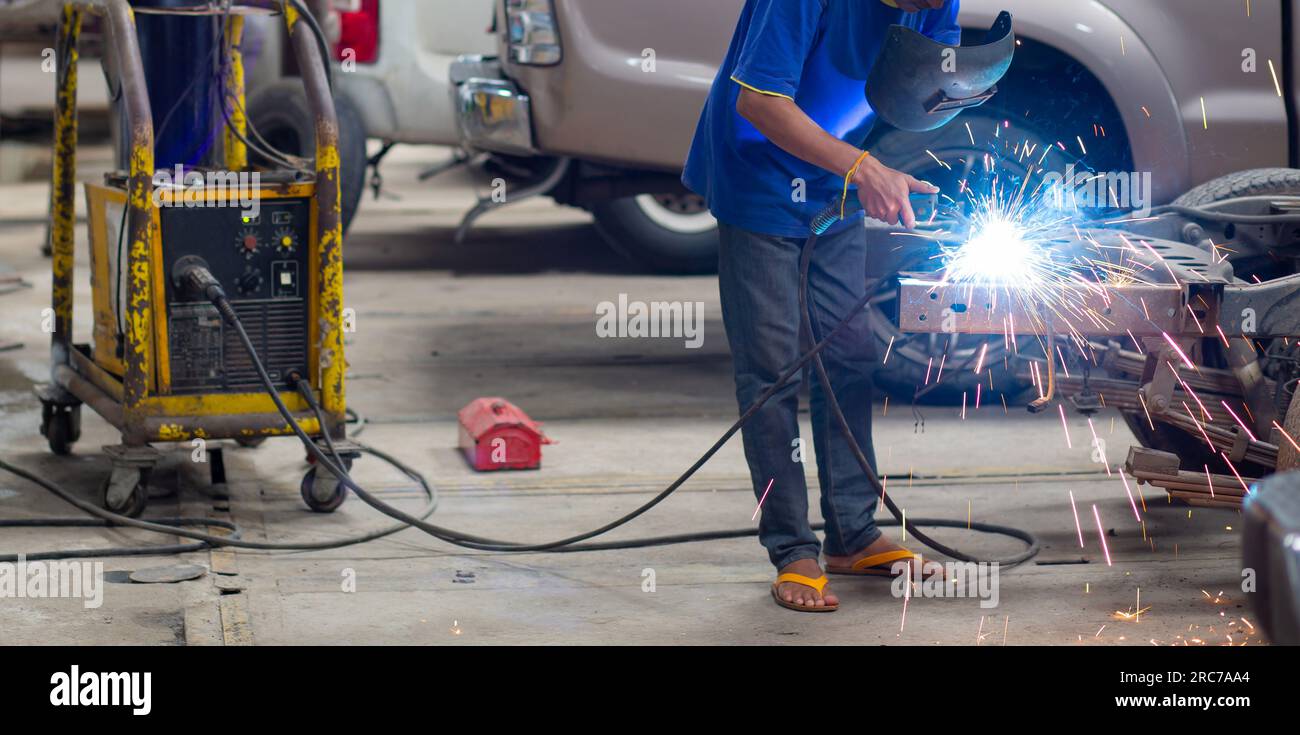 L'acier de soudage des métaux est utilisé pour souder l'acier en usine à l'aide d'une machine électrique de soudage à l'arc. Fabrication de métaux et service de maintenance de construction par Banque D'Images