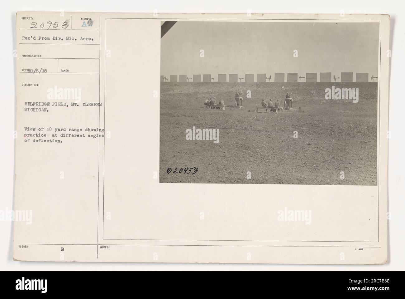 Soldats à Selfridge Field à Mt. Clemens, Michigan, peut être vu en train de tirer à la portée de 50 yards. La photographie les montre viser et ajuster pour différents angles de déflexion, affûtant leurs compétences de tir pendant la première Guerre mondiale. Banque D'Images