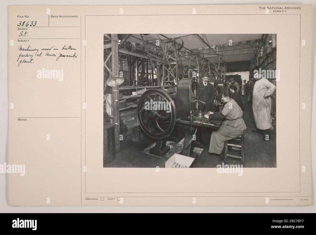 Machines utilisées dans une usine de boutons à l'usine Heuri Jaworki pendant la première Guerre mondiale Cette image a été prise à partir de la collection de photographies de American Military Activities et porte le numéro de dossier 38633. La source de cette image est les Archives nationales, et elle a été accédée à une date inconnue. Banque D'Images