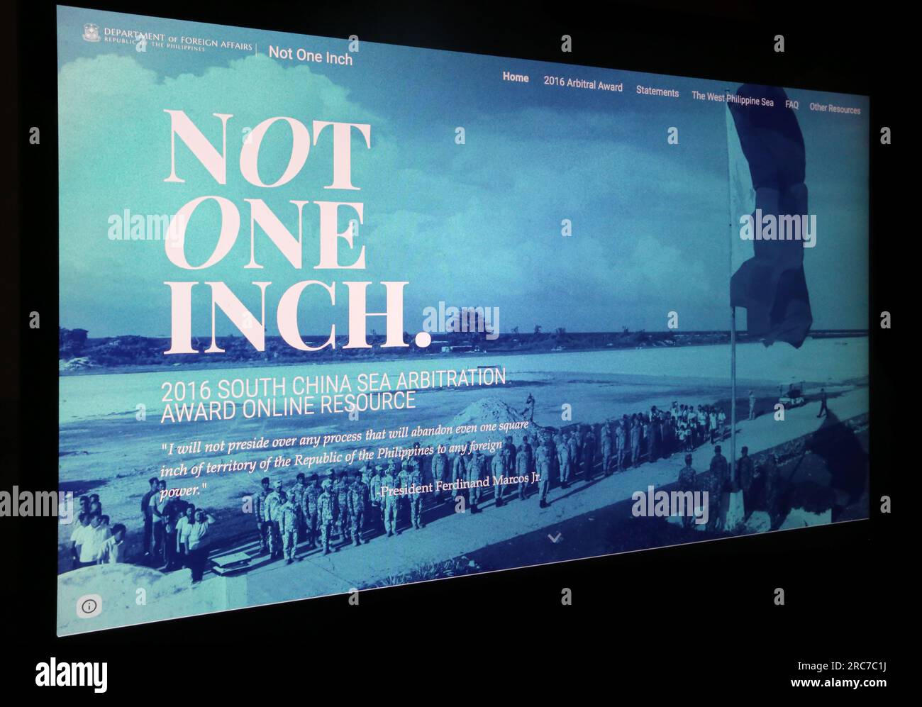 Manille, Philippines. 13 juillet 2023 : sept ans après la décision historique, le ministère des Affaires étrangères publie une « ressource centrale » documentant et commémorant la sentence arbitrale historique du pays, devant la Cour permanente d'arbitrage de la Haye, contre les revendications empiétantes de la Chine dans la mer de Chine méridionale. Le titre du site, pas un pouce, est une référence au discours du président Marcos sur l'état de la nation en 2022, au cours duquel il a promis de «ne présider à aucun processus qui abandonnerait ne serait-ce qu'un pouce carré de territoire des Philippines à une puissance étrangère». Crédit : Kevin Izorce/Alamy Live News Banque D'Images