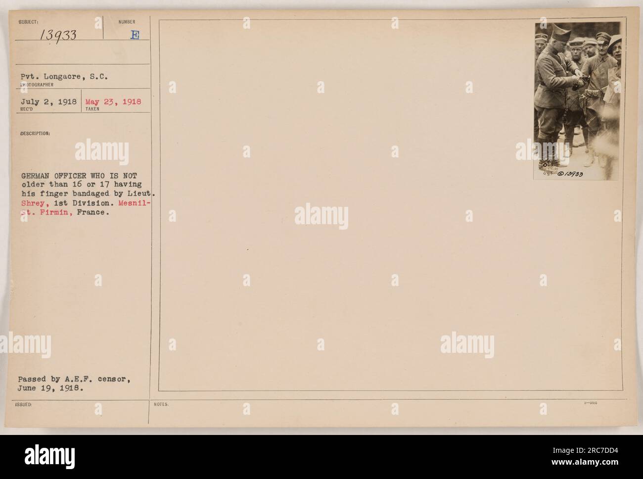 Officier allemand recevant des soins médicaux du lieutenant Shrey, 1e division, après s'être blessé au doigt. L'agent ne semble pas avoir plus de 16 ou 17 ans. La photographie a été prise à Mesnil-St. Firmin, France le 23 mai 1918 et approuvé par le censeur de l'A.E.F. le 19 juin 1918. Banque D'Images