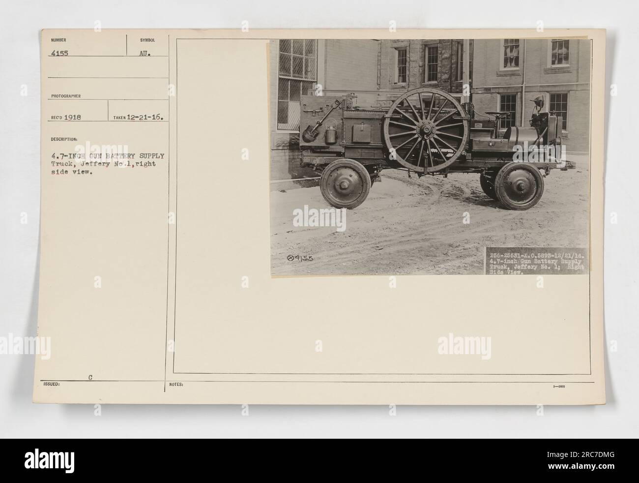 Entrée de marée. Un camion de ravitaillement, Jeffery No. 1, utilisé par une batterie de canons de 4,7 pouces pendant la première Guerre mondiale, est représenté sur cette photo vue de droite. Le chariot est stationné avec le symbole « C au » sur le côté. Cette photographie a été prise le 21 décembre 1916 et porte le numéro 04155 et divers autres codes d'identification. Banque D'Images