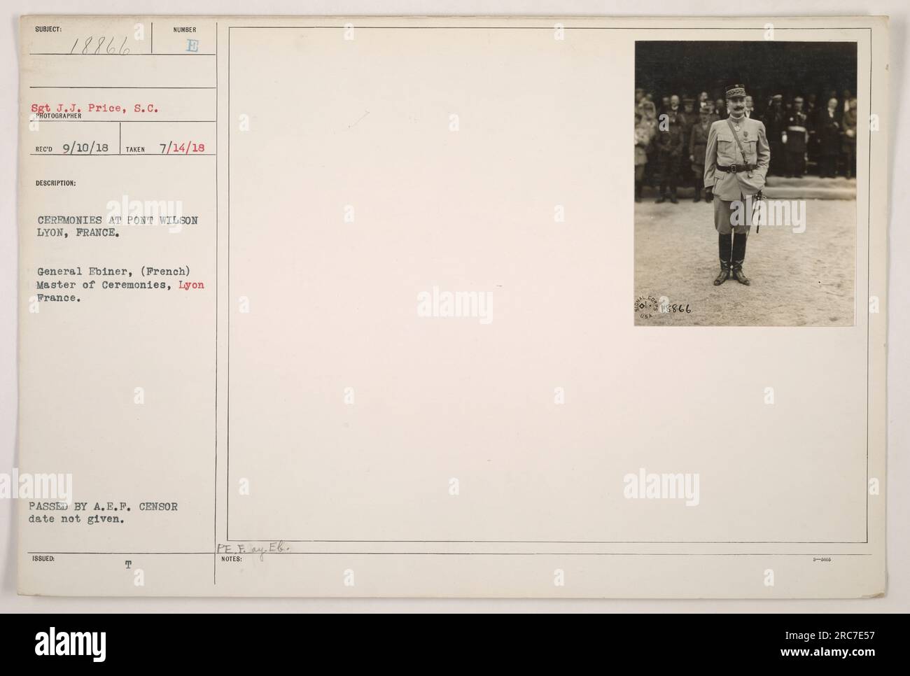 Sgt J.J. Prix du signal corps photographié au Pont Wilson à Lyon, France le 14 juillet 1918. L'image capture la cérémonie qui se déroule, présidée par le général Ebiner, le maître de cérémonie français. Cette photographie a été approuvée par le censeur de l'A.E.P. sans date d'émission spécifiée. (Notes : 18866) Banque D'Images